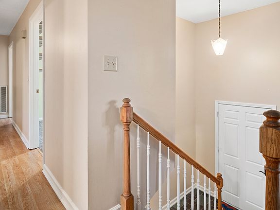 5th image of 227 Maplewood Dr