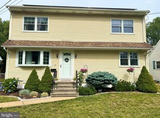 17 Gregory Dr, Hamilton, NJ 08690