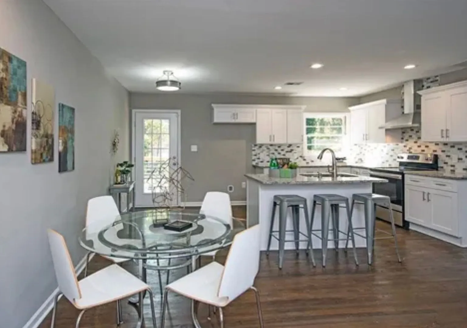 Beautifully renovated 3/2 home in Belvedere Park — Photo 4