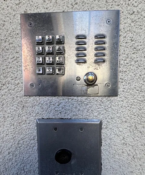 Security panel wioth code to enter at this secured buiklding.