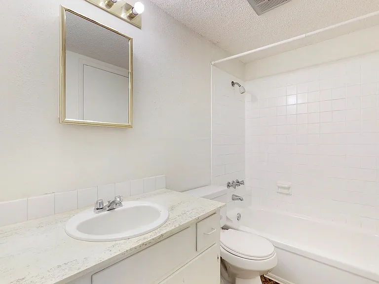 Sherwood Glen — Photo 26
