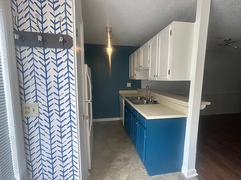 3235 W Wimbledon Dr — Photo 2