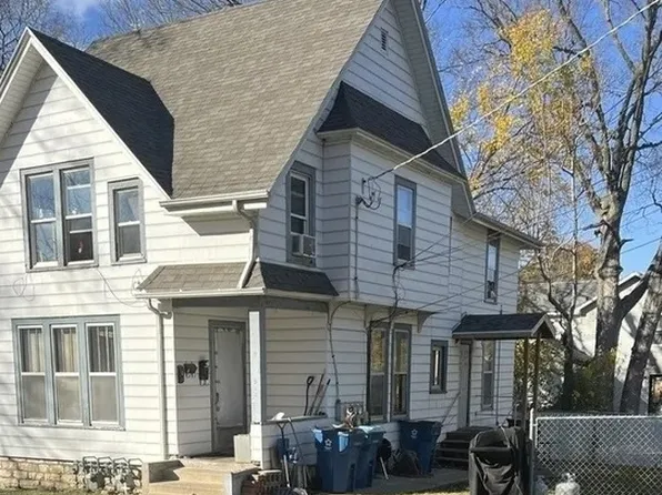 913 W 4th St, Dixon, IL 61021