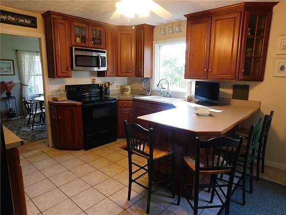 3rd image of 5 Tamarack Dr