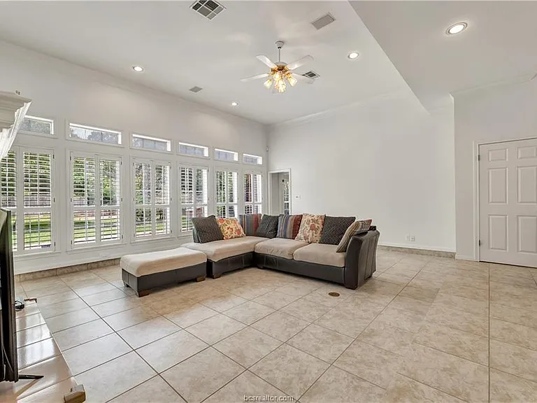 4601 Valley Brook Cir — Photo 14