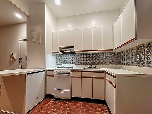 3rd image of 316 E 82nd St #1FW