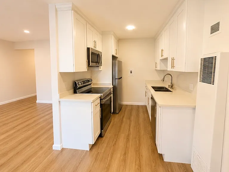 711 N Jackson St #5 — Photo 4