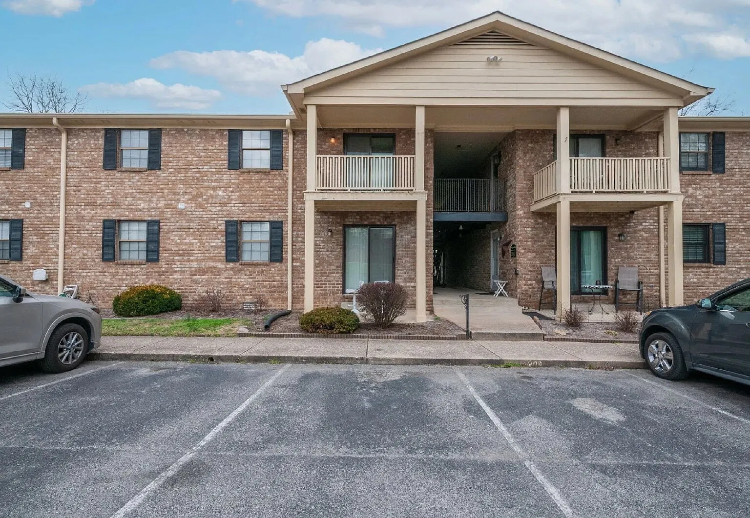 2 bed, 1.5 bath, 936 sqft, $1,600 — Photo 2
