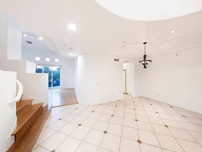 19 Lucania Dr — Photo 4