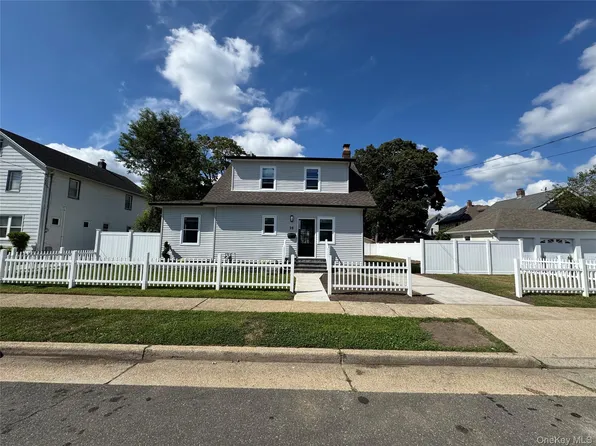 16 Garfield Place, Hempstead, NY 11550