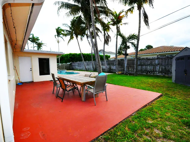2765 NE 4th Dr — Photo 40