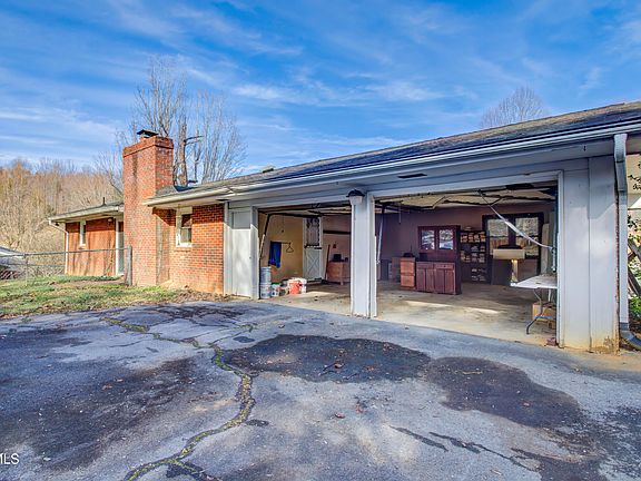 5th image of 2104 Evergreen Dr
