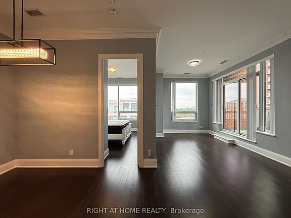 5th image of 28 Uptown Dr #Penthouse 16
