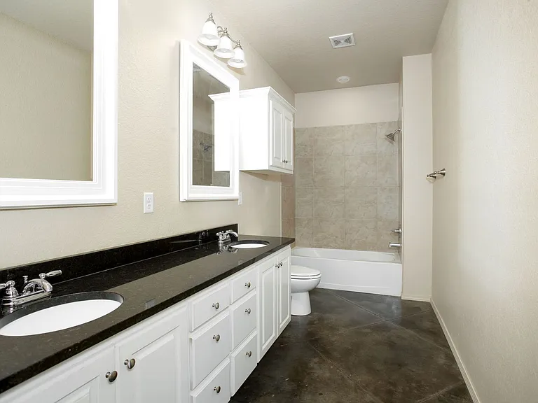 4600 Gloster St — Photo 17