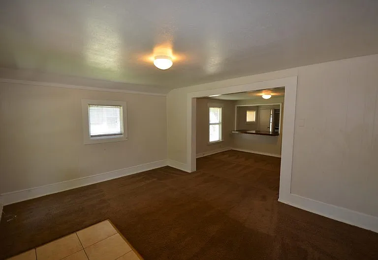 1146 Warner St — Photo 3
