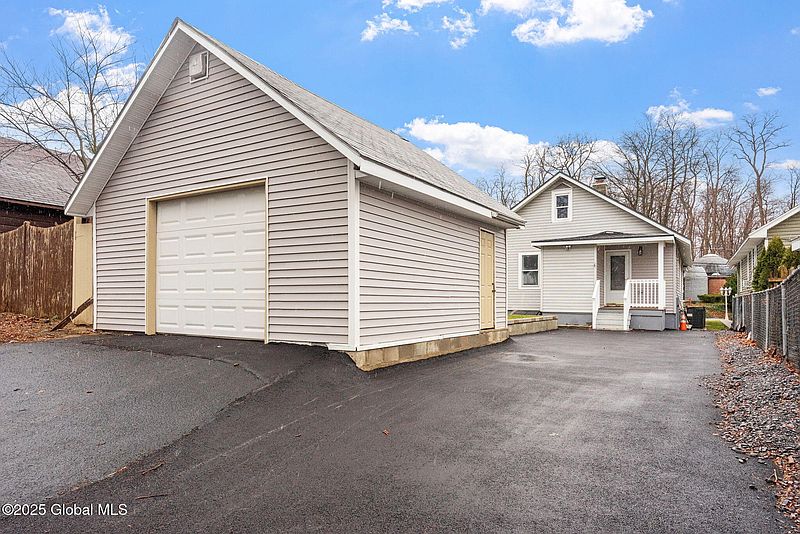 4th image of 227 Robinson Street