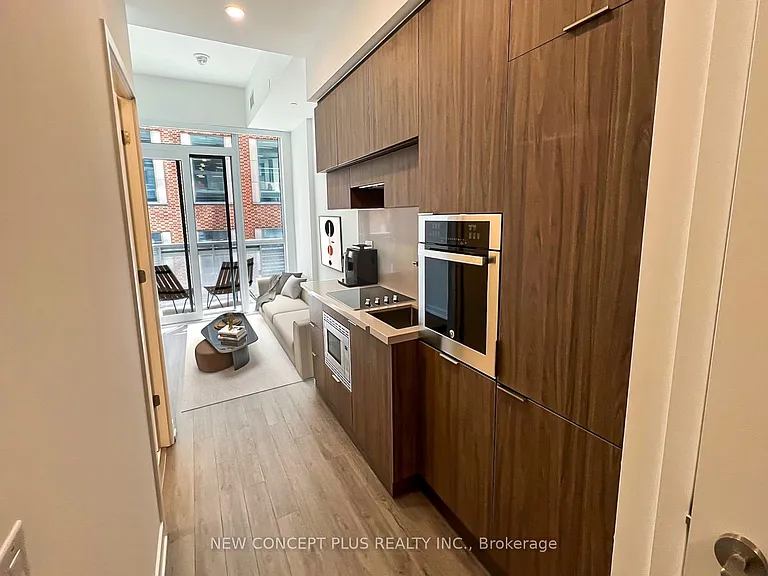 39 Roehampton Ave #404 — Photo 1
