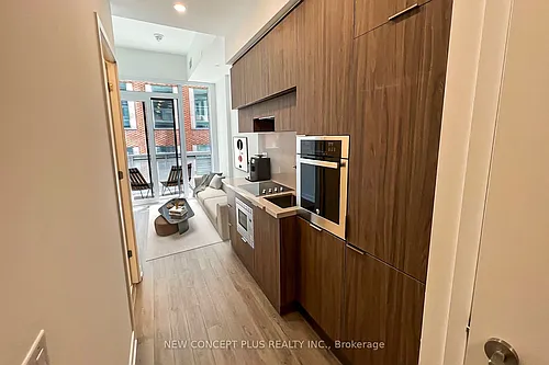 39 Roehampton Ave #404 Photo 1