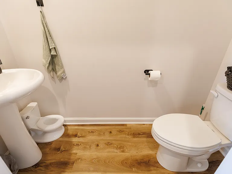 2082 Tottenham Dr — Photo 17