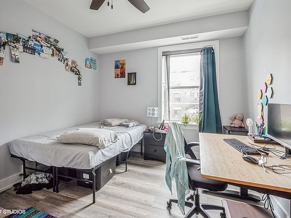 4th image of 1424 E 53rd St Suite 201