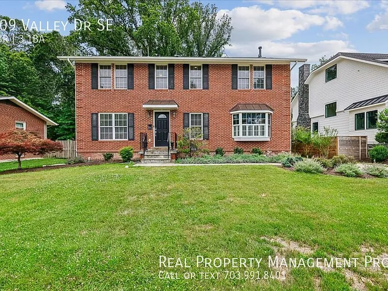 609 Valley Dr SE — Photo 1