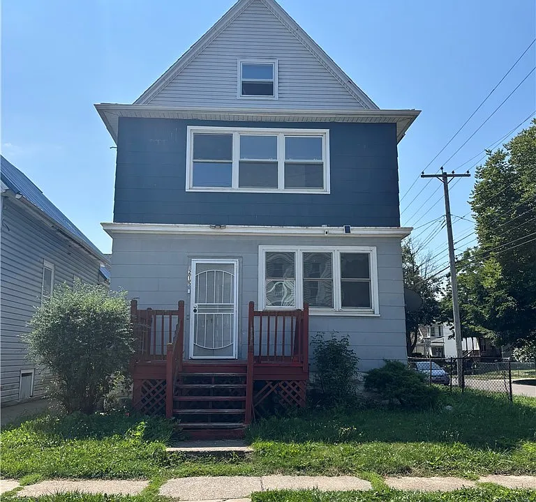 215 Ludington St #2