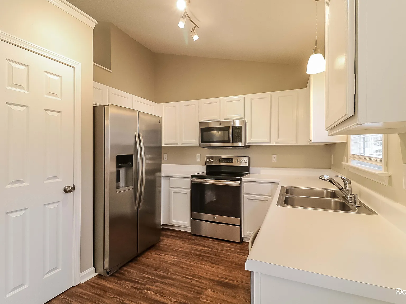 3 bed, 2.0 bath, 1154 sqft, $2,110 — Photo 2