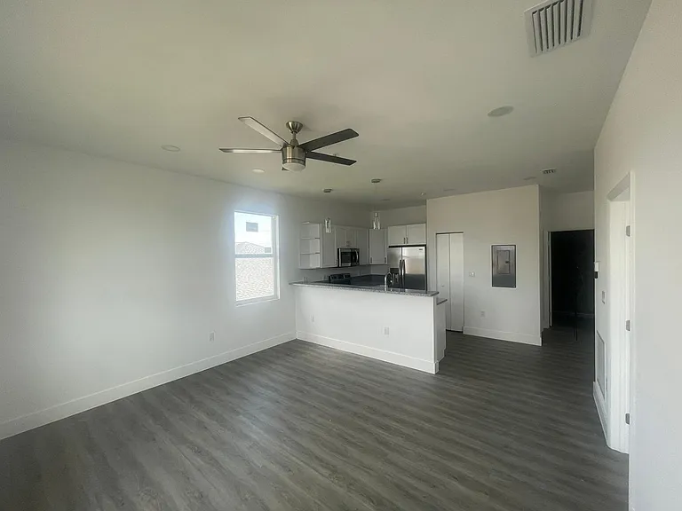 275 SW 4th St #220 — Photo 23