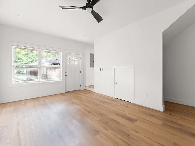 195 Flora Ave NE #B — Photo 4