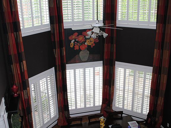 2-story eating area filled w/ light