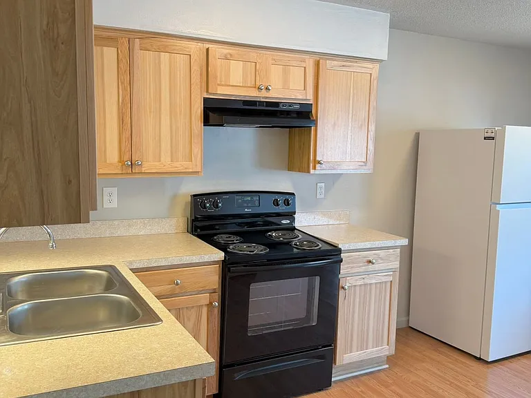 Willow Lake Apartments — Photo 13