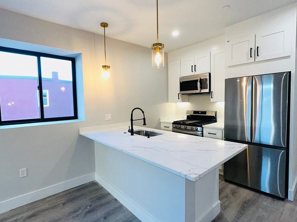New floors and gleaming countertops 
10ft high ceilings