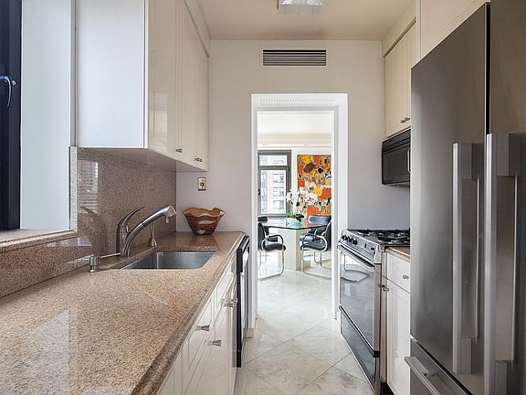 4th image of 160 E 65th St APT 15E