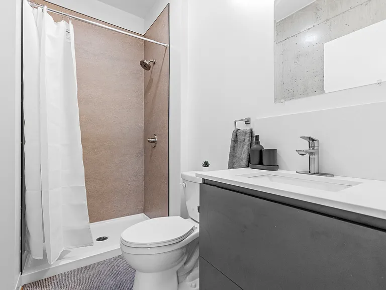 101 Champagne Ave S — Photo 16