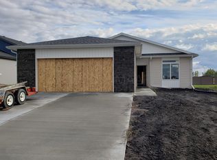 618 6th St E, Horace, ND 58047