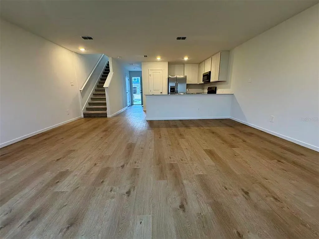 3 bed, 2.5 bath, 1386 sqft, $2,000 — Photo 3