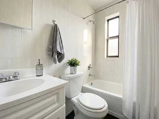Bathroom, photo 1