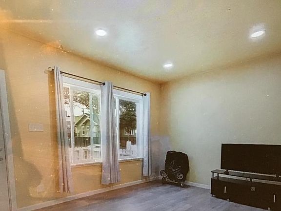 3rd image of 180 Miriam St