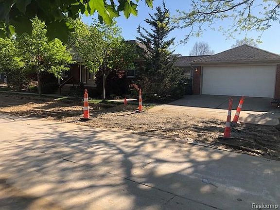 4th image of 23753 Lawrence Ave