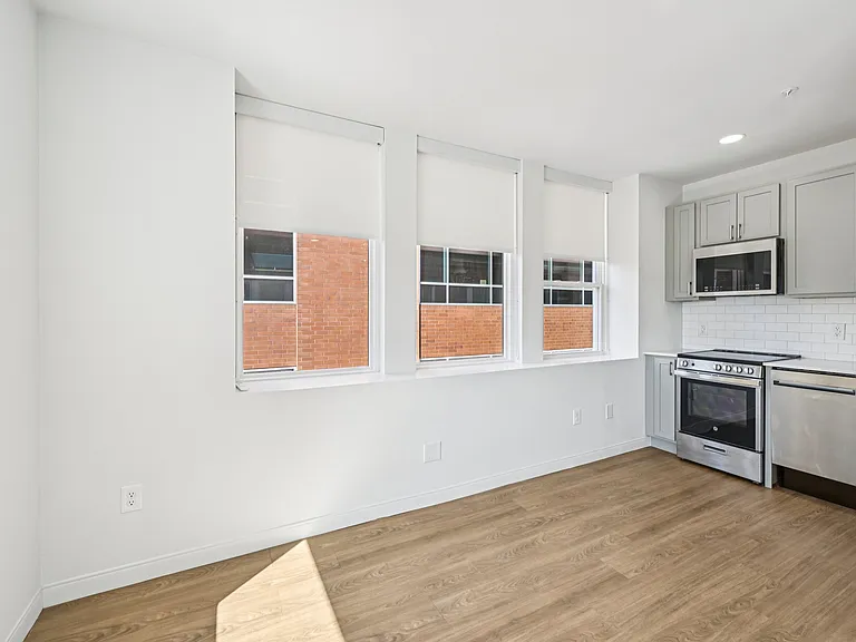 Hamilton Apartments — Photo 33