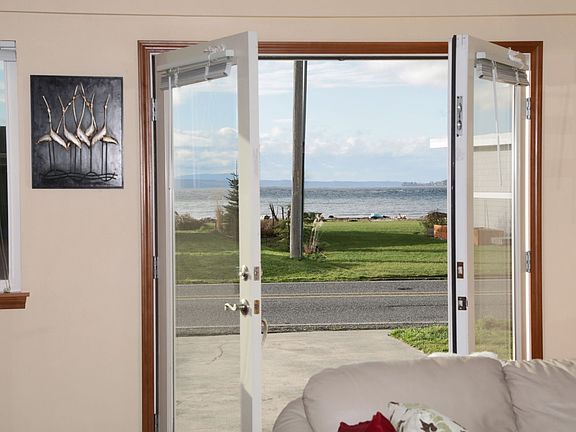 View from the living room and access to the beach
