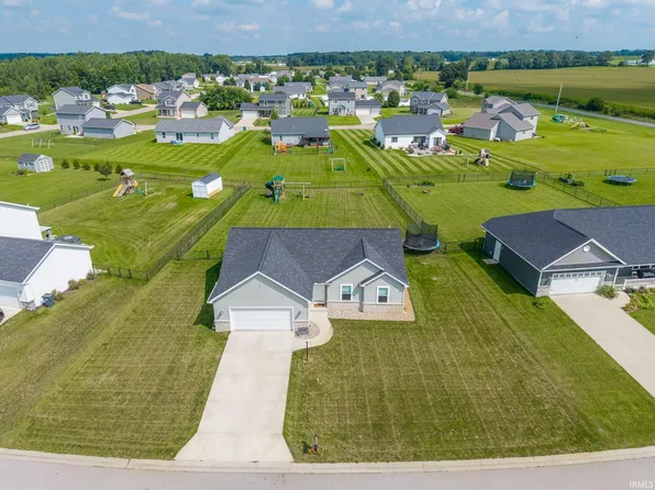 12825 Sunfish Dr, Middlebury, IN 46540