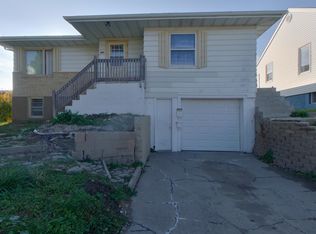 907 Collins Ave, Mandan, ND 58554