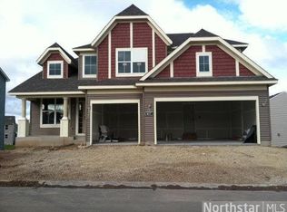 617 Gate Pkwy, Mahtomedi, MN 55115
