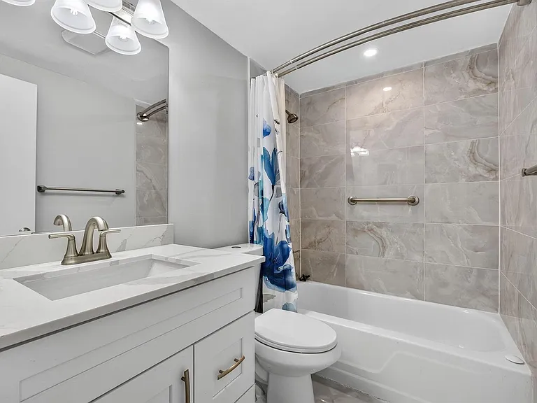 42 Easthampton B — Photo 24