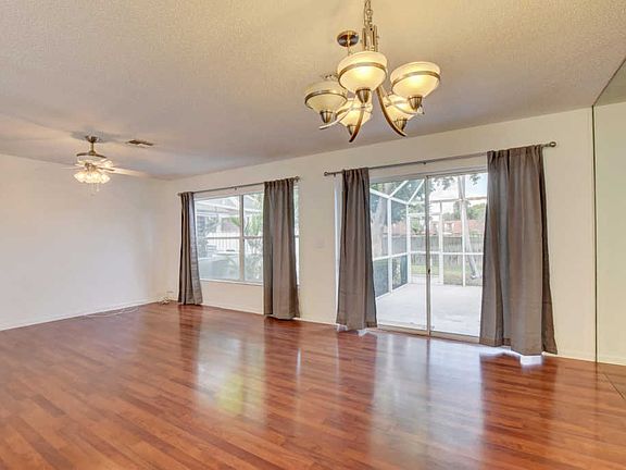 4th image of 1105 W Lakes Dr