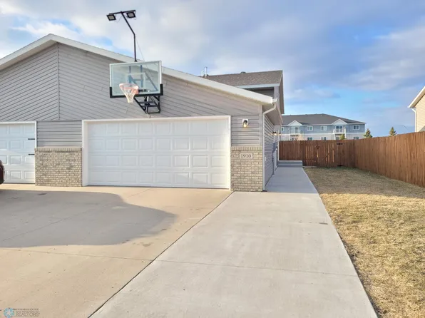 1910 41st Ave S, Moorhead, MN 56560