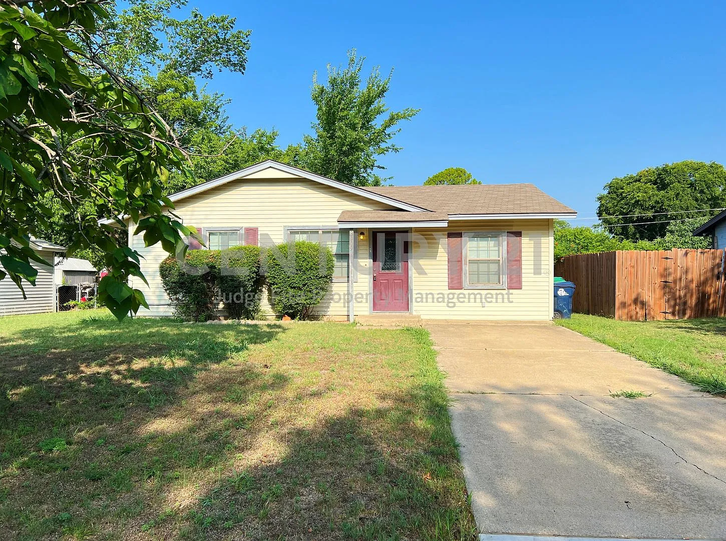 Cute and Cozy 3/1 In The Heart of Denton! — Photo 1