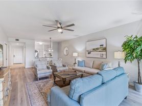 725 Saratoga Cir, Naples, FL