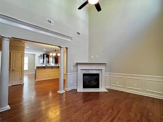 3 bed, 2.5 bath, 2106 sqft, $2,995 — Photo 3